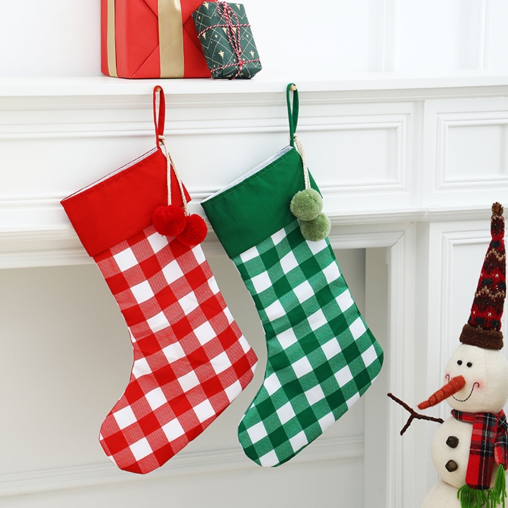 Christmas Stocking Hanging - Weihnachtsstrümpfe im Buffalo-Karo-Muster mit Pompons, große